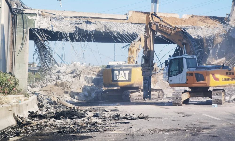 Ανατροπή βυτιοφόρου που μετέφερε βενζίνη στην Αθηνών-Κορίνθου: Έσβησε η φωτιά - Γκρεμίζεται η γέφυρα κοντά στον Ισθμό